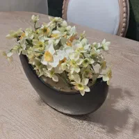 گلدان سرامیکی با گل نرگس مصنوعی