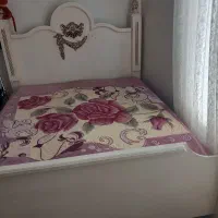 تخت خواب دونفره  همراه با اینه قدی کرم رنگ
