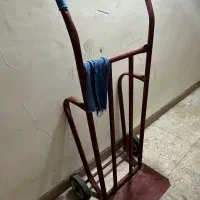 گاری دو چرخ ایستاده