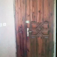 درب ورودی تمام چوب سنگین قدیمی همراه قفل و لنز