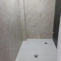 کاشی کف بدنه دوقابی با چسبی انجام میشود