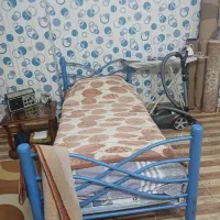 تخت فلزی و میز تحریر