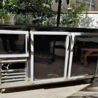 یخچال روی میز کار