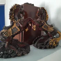 یک جفت مجسمه اسب