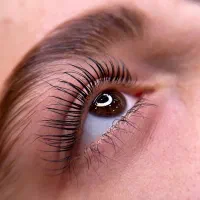 تخفیف یک ماهه لیفت و لمینت مژه و ابرو و کاشت مژه