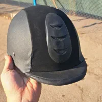 کلاه سوارکاری و شلاق