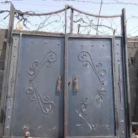 درب حیاط اتاق انباری سرویس نفر رو پنجره