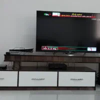 فروش میز تلویزیون چوب  هایگلاس با کیفیت در حد نو