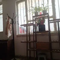 پایه گل چوبی تمیز و مرتب و سالم قیمت ۱۵۰۰