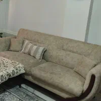 مبل راحتی ۵ نفره پایه چوبی+میز جلو مبلی تمیز
