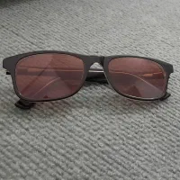 یک عدد عینک افتابی نمره دار