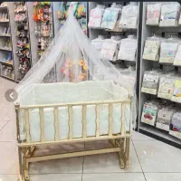 گهواره کنار مادر
