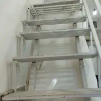 یک طبقه 35متری بالای مطب  دو اطاق و سالن دارد