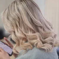 ارایشگر مسلط به اصلاح و ابرو وکس و خدمات ارایشگاهی