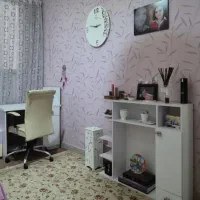 میز تحریر . صندلی. کتابخانه. ساعت