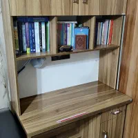 کتابخانه و میز تحریر