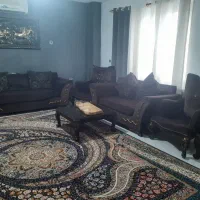 یک دست مبل راحتی همراه با میز عسلی و میز وسط