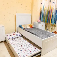 تخت کودک چندمنظوره ، دو عدد عسلی ،تمیز و سالم