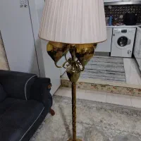 آباژور ایستاده