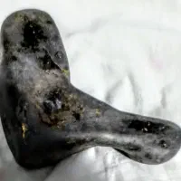 سنگی قدیمی با شکل پای انسان