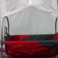 گهواره و لباس نوزاد