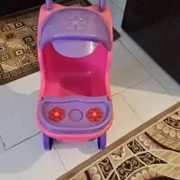 کالسکه اسباب بازی و چندین عروسک