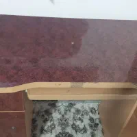 میز ثحریر و کامپیوتر کار کرده