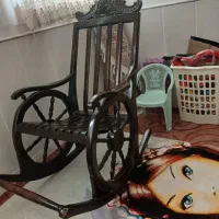 صندلی مادر بزرگ دست دو فقد سرصندلی شکسته.