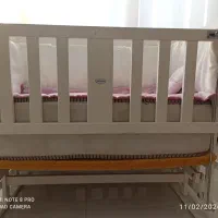 تخت گهواره ای کنار مادر