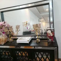 یک عدد میز کنسول به همراه اینه