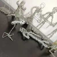 مجسمه دکوری و دستبند
