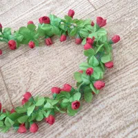 گل ریسه ای و یک عدد گلدان پایه بلند