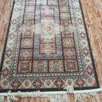 تعدادی فرش ۱ونیم‌متری و ۴متری ابریشم صنعتی