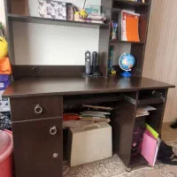 میز کامپیوتر و کتابخانه