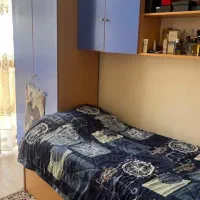 تخت خواب با میز تحریر و کامپیوتر