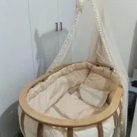 گهواره و تخت کنار مادر