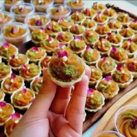 حلوا و خرما مجلسی و کاچی زعفرانی اعلا و کاپ کیک