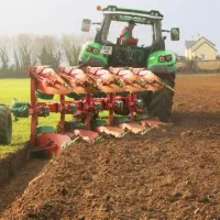 کشت وکار شخم باتراکتور