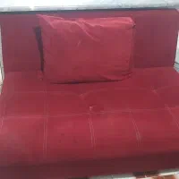 یک عدد مبل دو نفره راحتی همراه بالش