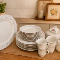 یک عدد قوری گل سرخی و سرویس چینی