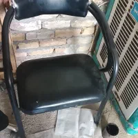 دو عدد صندلی اداری مشکی و یک صندلی چرخدار تنظیم شو