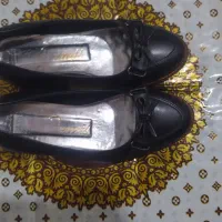 تعدادی لباس و کفش خترانه