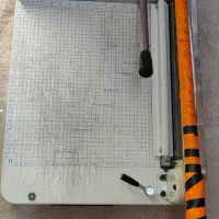 گیوتین کتاب و کاغذ