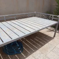 تخت اهنی قدیمی ومحکم