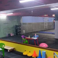 ۷.۵ متر آینه باشگاهی۶ میلی‌متری با قاب