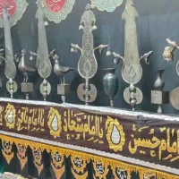 علامت به عمراه کتیبه .
