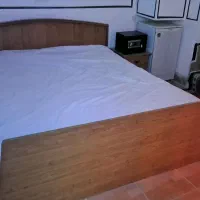 تجهیزات هتل شامل تخت و تشک و پتو و یخچال و و....