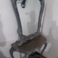 تخت خواب وآینه کنسول.