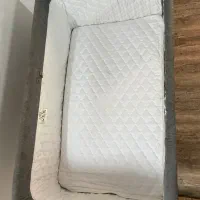 تخت کنار مادر