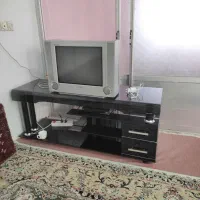 تلویزیون سامسونگ سالم به همراه میز تلویزیون
